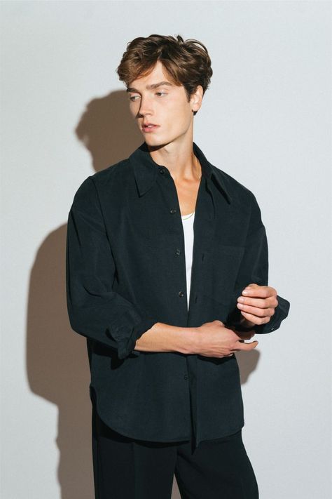 Minimal, relaxed fit black shirt and wide leg pleated pants. Understated Minimal Luxury. Pleated Shirt Outfit Men, Mens Casual Button Down Shirts Outfit, Men’s Black Button Down Shirt Outfit, Relaxed Fit Shirt Men, Guy Portrait Poses, Mens Black Button Up Outfit, Dark Complexion Men Outfit, Men’s Modeling, Loose Button Up Shirt Outfits Men