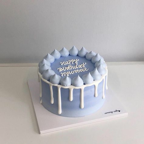 ↬*｡ﾟ͏𝐜𝐫𝐮𝐧𝐜𝐡𝐜𝐫𝐮𝐧𝐜𝐡𝐢𝐞𝐬 Design Kue, Aesthetic Azul, Birthday Cake Aesthetic, Tårta Design, Bts Cake, Blue Birthday Cakes, Birthday Aesthetic, Pastel Cakes, Korean Cake