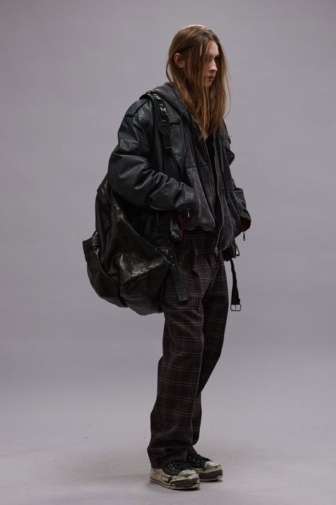 R13 Fall 2024 Ready-to-Wear https://www.vogue.com/fashion-shows/fall-2024-ready-to-wear/r13/slideshow/collection#25 Tomboy Girls, R13 Denim, Relaxed Trousers, Dark Look, Plaid Outfits, Film Inspiration, Harness Boots, Alice In Chains, Baggy Pant