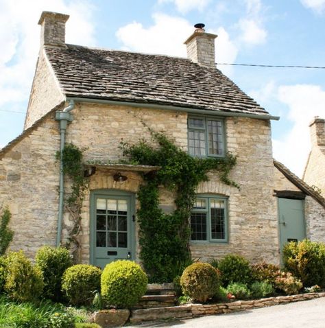 You can rent this charming stone cottage in the Cotswolds known as "The Honey Pot" for your next English holiday. Case In Stile Country, The Honey Pot, Stone Cottages, Casa Country, Self Catering Cottages, Cottage Exterior, Luxury Cottage, Dream Cottage, Stone Cottage