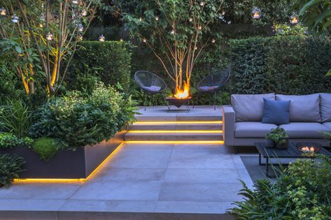 Small City Garden, Small Courtyard Gardens, Garden Stairs, Back Garden Design, Small Courtyards, Patio Garden Design, Modern Backyard, Outdoor Gardens Design, Backyard Garden Design