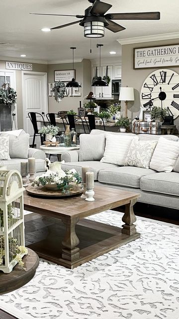 Farmhouse Classy Living Room, White And Black Farmhouse Living Room, Farmhouse Chic Living Room Decor Ideas, Minimal Farmhouse Living Room, Spring Bedroom Decor Ideas, Black And White Farmhouse Living Room, Spring Home Decor Living Room, Neutral Farmhouse Living Room, Spring House Decor