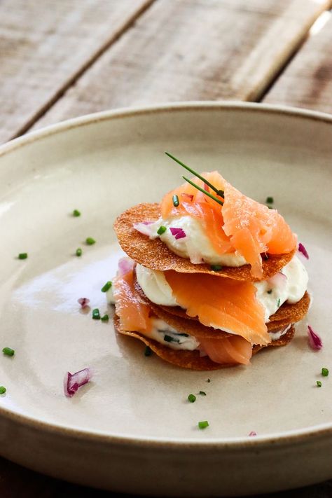 Si vous ne savez pas encore quoi servir lors de votre réveillon de Noël, alors j’ai peut-être la bonne idée pour vous. Au menu pour une entrée festive, je vous propose : un feuilleté au saumon fumé avec une crème ricotta bien gourmande. Shot Glass Appetizers, Ricotta, Christmas Food, Diner, Tapas, Chef, Nutrition, Restaurant, Festival