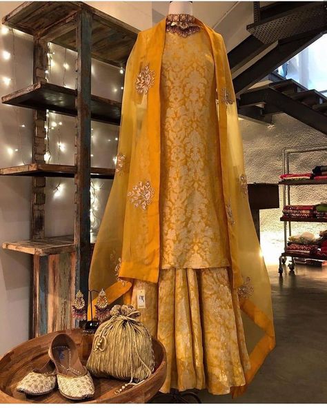 Pakistani Wedding Outfits, Casual Indian Fashion, Pakistani Fancy Dresses, Pakistani Fashion Party Wear, Salwar Kamiz, Simple Pakistani Dresses, Designer Dresses Casual, Designer Party Wear Dresses, Boutique Dress Designs