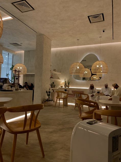 White And Brown Cafe Interior, Neutral Coffee Shop Aesthetic, Korean Cafe Interior Design Coffee Shop, Caffee Restaurant Design, Classy Coffee Shop, Minimalist Cafe Interior, Minimal Cafe Interior, Korean Coffee Shop Aesthetic, Korean Cafe Interior Design