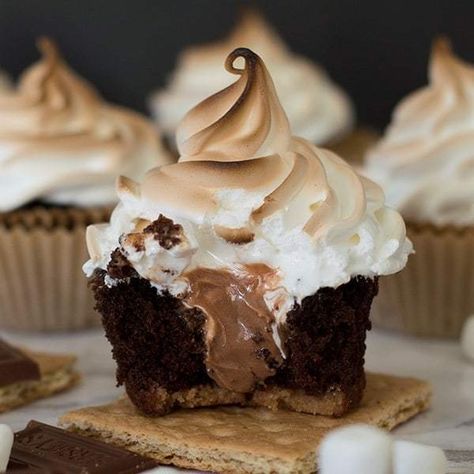 Gooey Chocolate S’mores Cupcakes Chocolate Smores, S Mores Cupcakes, Biscuits Graham, Smores Cupcakes, Marshmallow Frosting, Hershey's Chocolate, Decadent Chocolate Cake, Läcker Mat, S'mores