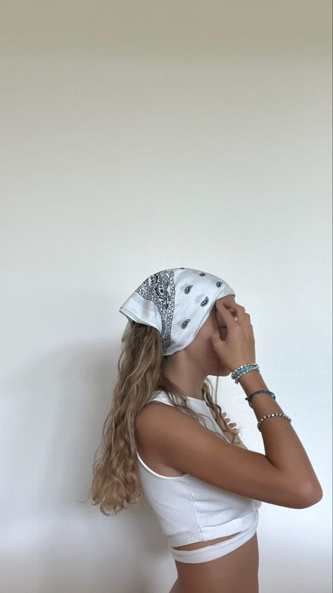 White Bandana Aesthetic, Los Angeles Aesthetic Outfit, Bandana Aesthetic, Hairstyles Bandana, Cute Bandana Hairstyles, Bandana Outfit, Bandana Girl, Bandana Hair, Country Gal