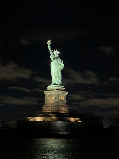 Statue of Liberty Statue Of Liberty At Night, Statue Of Liberty Winter, Liberty Core, Statue Of Liberty Aesthetic, American Monuments, Nyc Statue Of Liberty, Winter In New York, New York Statue, History Project