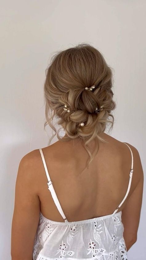 Grad Hairstyles, Prom Hair Up, Bride Hairstyles Updo, Wedding Hair Updo, Cute Prom Hairstyles, Wedding Hair Up, Simple Prom Hair, Bridesmaid Hair Makeup, Ball Hairstyles