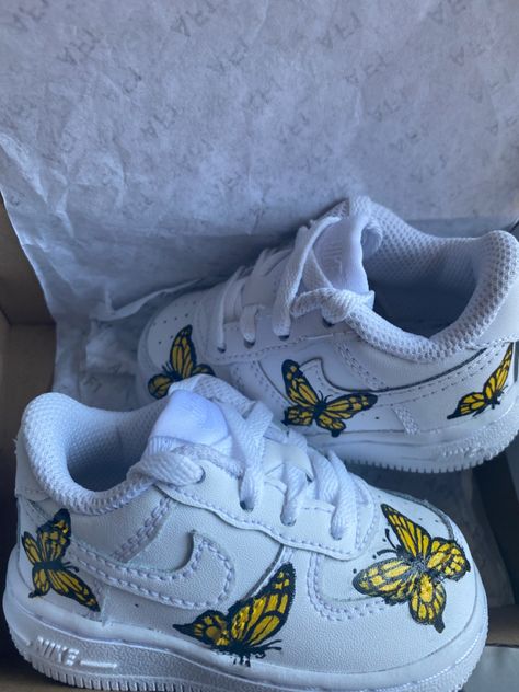 custom baby air force ones Baby Air Force Ones, Sneakers Painting, Air Force Baby, Air Force 1 Outfit, Baby Nike, Selena Quintanilla, Air Force Ones, Custom Baby, Baby Fever