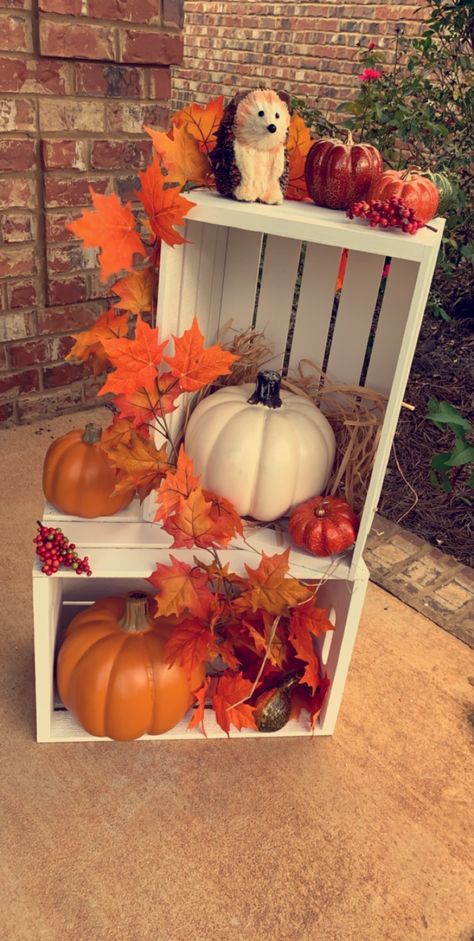 Fall Front Porch Decor Ideas, Cheap Farmhouse, Fall Decor Diy Crafts, Easy Fall Decor, Fall Front Porch Decor, Front Porch Christmas Decor Ideas, Porch Christmas Decor Ideas, Porch Christmas Decor, Front Porch Christmas