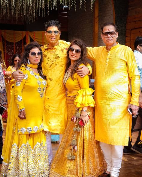 Haldi Dress For Mother, Haldi Outfit For Mother Of Bride, Haldi Ceremony Outfit For Mother, Haldi Ceremony Outfit For Mom, Haldi Dress For Bride Mother, Family Theme Dress For Indian Wedding, Haldi Function Ideas, Outfits For Haldi, Mehendi Shoot