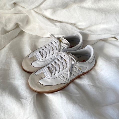 A white pair of adidas samba trainers White Adidas Samba, Adidas Samba Women, Adidas Samba White, Beige Adidas, Adidas White Shoes, Trainers Outfit, Samba Shoes, Neutral Shoes, Beige Outfit