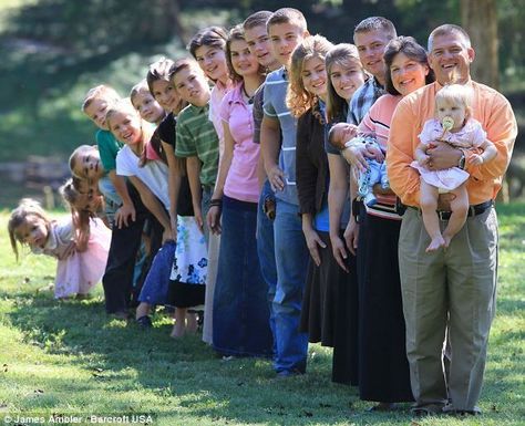 Photo idea Large Group Photography, Large Family Photo Shoot Ideas, Trucage Photo, Large Family Pictures, Large Family Photography, Large Family Portraits, Large Family Poses, Big Family Photos, Gods Will