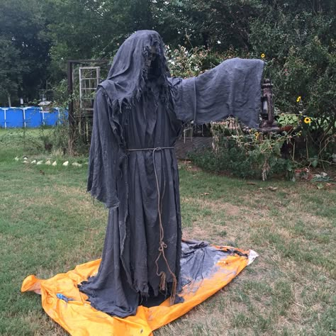 Our grim reaper ! Creepy Yard Decorations, Diy Giant Grim Reaper, Diy Grim Reaper Prop, Diy Reaper, Diy Grim Reaper, Grim Reaper Decoration, Halloween Yard Decorations Diy, Halloween Reaper, Halloween Grim Reaper