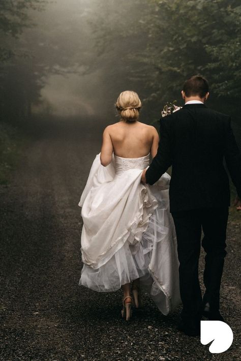 Wedding Photos Moody, Outside Wedding Pictures, Moody Wedding Photos, Moody Wedding Photography, Fall Wedding Photography, Fall Wedding Photos, Wedding Bride And Groom, Dark Wedding, Moody Wedding