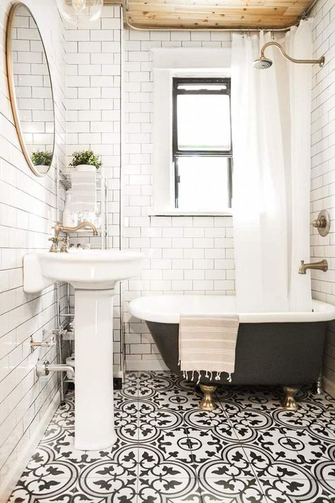 Black and white bathroom via beginninginthemiddle.net | 7 Beautiful Bathrooms with Stunning Black and White Floor Tile | When I did my bathroom makeover, I spent a lot of time looking for black and white floor tile design ideas. I was surprised at how many different patterns are available in all kinds of styles (retro, vintage, modern, traditional). Click through to see what I found. Drømme Bad, Makeover Kamar Mandi, Black And White Tile, Black White Bathrooms, Subway Tiles Bathroom, Wallpaper Retro, Bad Inspiration, Black And White Tiles, Bathroom Shower Tile