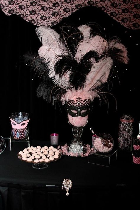 Final results of my daughter's Sweet 16 masquerade party! Center piece for the candy bar Masquerade Themed Party, Themes Sweet 16, Sweet 16 Masquerade Party, Masquerade Centerpieces, Mascarade Party, Masquerade Decorations, Masks Ideas, Masquerade Party Decorations, Themes Party