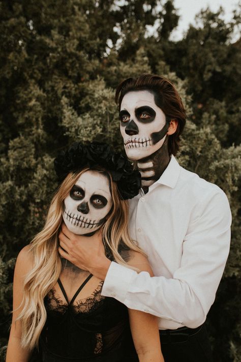 Scary Halloween Makeup Couples, Day Of The Dead Makeup Couples, Skeleton Family Photoshoot, Couples Skeleton Makeup, Skeleton Couple Photoshoot, Couple Skeleton Makeup, Skeleton Makeup Couple, Couples Skeleton Costume, Skull Makeup Couple