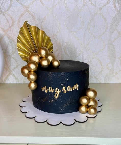 Black cake with golden details 🖤✨ . . . . . . . . #black #blackcake #gold #blackandgold #birthday #birthdaycake #goldcake #cake #cakedesign #morocco #golden #goldencake #goldenball #maghreb Black And Golden Cake Birthday, Black Theme Cake, Cake Design For Men, Golden Cake, Black Cake, 21st Birthday Cakes, Wedding Items, Bridal Shower Cake, Gold Cake