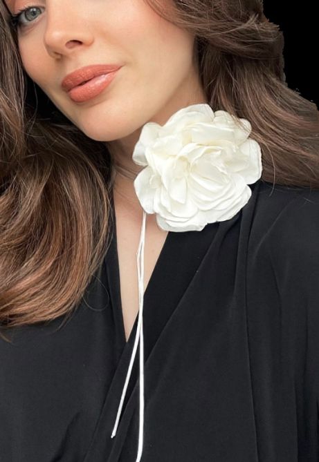 Neck Flower Choker Outfit, Flowers On Clothes, Flower Necklace Outfit, Chocker Dress, Flower Clothes, Roses Fashion, Choker Outfit, Rose Accessories, Chic Evening Dress