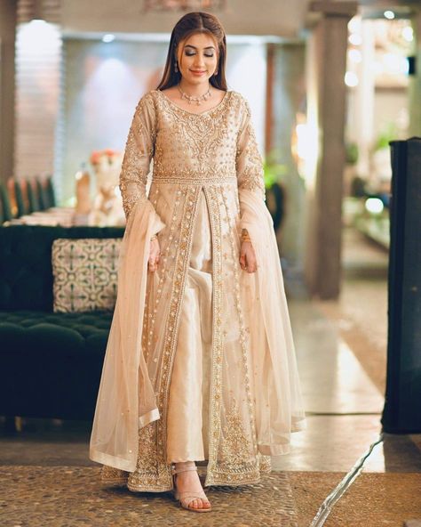 Pakistani Overcoat Dress, Dresses For Wedding Guests Pakistani, Walima Guest Outfit, Pakistani Shadi Dresses, Fancy Long Frocks, Pakistani Party Wear Dresses, Shadi Dresses, Stylish Wedding Dresses, Pakistani Wedding Outfits