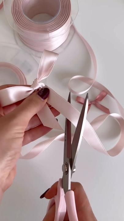 How To Make A Perfect Bow With Ribbon, Making A Bow With Ribbon, Homemade Bows, Diy Hair Accessories Ribbon, Creative Gift Wraps, Ribbon Crafts Diy, Bows Diy Ribbon, Pinterest Diy Crafts, Simple Gift Wrapping