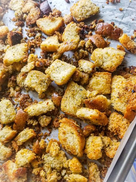 Home Made Croutons Recipe, Croutons From Bread, How To Make Croutons, Croutons Recipe, Crouton Recipes, Homemade Garlic Bread, Oven Recipe, Leftover Bread, Croutons Homemade