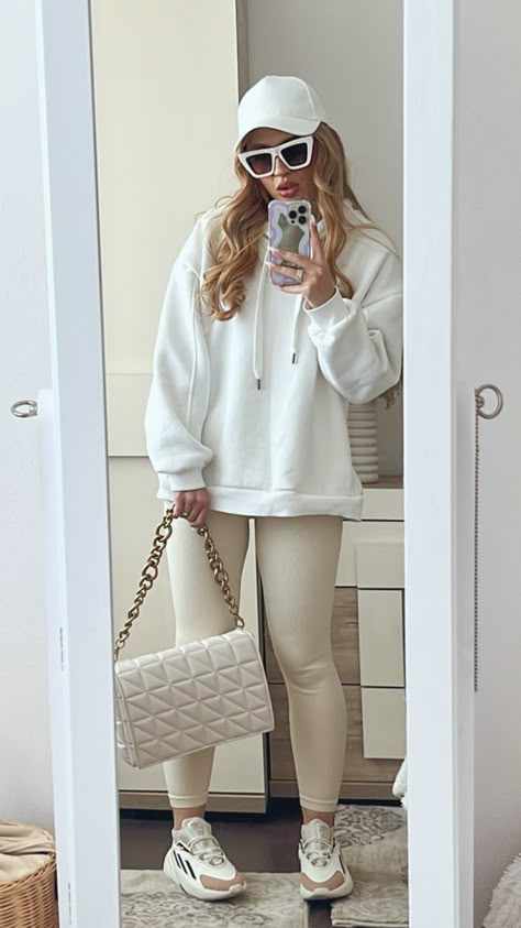 White Ribbed Leggings Outfit, Beige Leggings Outfit Casual, Cream Ribbed Leggings Outfit, Beige Sport Outfit, Creme Leggings Outfit, Leggins Beige Outfit, Nude Leggings Outfit, Beige Leggings Outfit, Nude Leggings