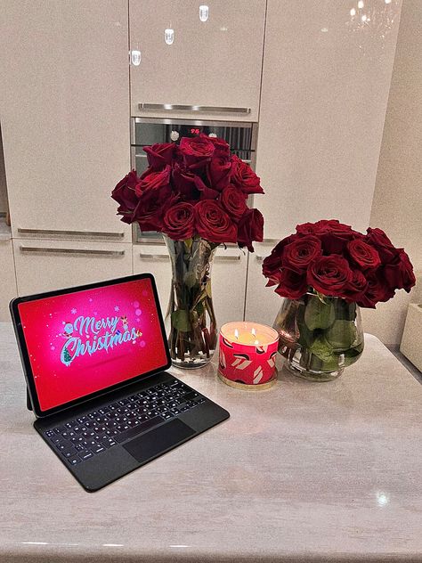 Red roses and Christmas aesthetic picture with candlelight white furniture Christmas Home Aesthetic, White Kitchen Furniture, Candles Aesthetic, Kitchen Luxury, Kitchens Luxury, Roses White, Candle Aesthetic, Flower Red, Home Aesthetic