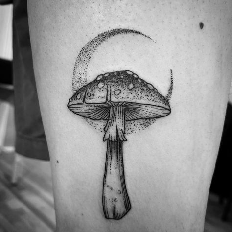 Mushroom Men Tattoo, Spooky Mushroom Tattoo, Amanita Muscaria Tattoo, Amanita Tattoo, Tattoo Mushroom, Scientific Tattoo, Knife Engraving, Tattoo Perna, Ace Tattoo