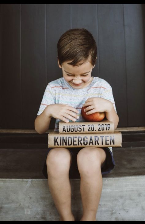 First Day And Last Day Of School Picture, 1st Day Preschool Sign Photo Ideas, First Day Of School Ideas Pictures, Homeschool School Photos, First Day Of School Photo Prop, 1st Day Kindergarten Picture Ideas, Back To School Kindergarten Photoshoot, First Day Of Kindergarten Photo Ideas, 1st Day Of School Photo Ideas