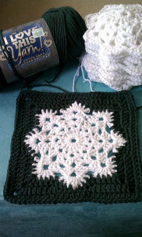 Snowflake Granny Square Afghan - Free Pattern Snowflake Granny Square, Crocheted Squares, Motifs Granny Square, Granny Square Haken, Balls Of Yarn, Crocheted Blanket, Confection Au Crochet, Granny Square Afghan, Pola Amigurumi