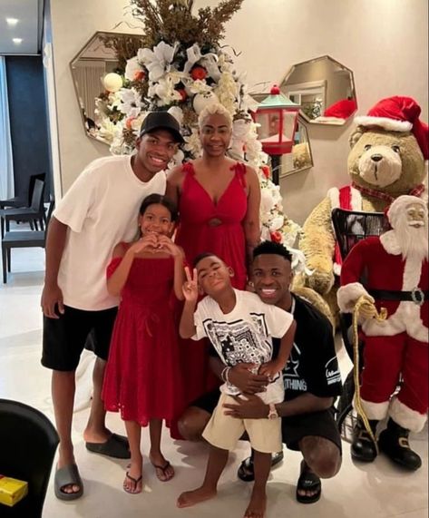 #viniciusjr #viniciusjunior #vinijr Mbappe And Messi, Lionel Messi Wife, Vini Junior, Messi And Wife, Lionel Messi Family, Mom Dr, Jesse Lingard, Short Box Braids Hairstyles, Short Box Braids