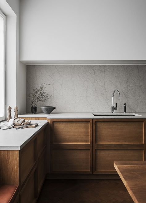 YinjiSpace - Christian Liaigre &John Pawson x Ian Schrager's Home in 40 Bond Warm Modern Kitchen Design, Warm Modern Kitchen, Dapur Skandinavia, Scandinavian Kitchens, Minimalist Dekor, Scandinavian Kitchen Design, Interior Dapur, Kabinet Dapur, Interior Vintage