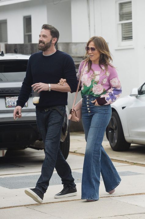 J.Lo's Latest Jeans Combine Two of the Most Divisive Denim Trends Ever Jennifer Lopez Movies, 60s Inspired Outfits, Pear Fashion, Hair Color Hairstyles, Hairstyles And Makeup, J Lo Fashion, Jennifer Lopez Jeans, Spring Denim, 70s Inspired Fashion