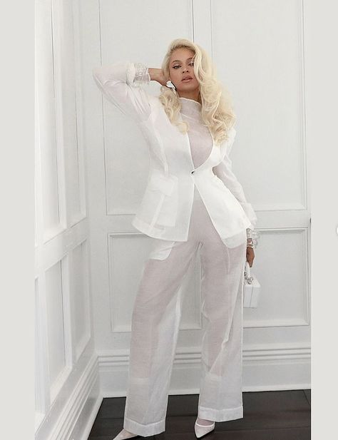 Beyoncé visits a Hamptons record store to sign Cowboy Carter albums Beyonce White Outfit, Beyoncé Outfits, H.e.r Singer, Beyonce Instagram, Cowboy Carter, Queen Bee Beyonce, Beyonce Outfits, Beyonce Knowles Carter, Beyonce Style