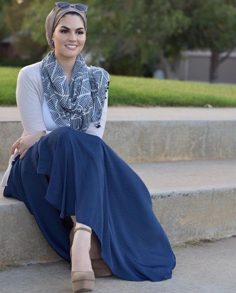 Pinterest @adarkurdish Conservative Jewish Fashion, Jewish Modest Outfits, Jewish Fashion Women, Jewish Modest Fashion, Modest High Fashion, Christian Head Covering Style, Jewish Outfit, Tichel Fashion, Hijabi Doctor