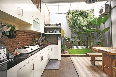 10 Inspirasi Desain Dapur Outdoor yang Bikin Masak jadi Semangat , Salah satu caranya adalah mendesain dapur dekat dengan alam, alias dapur outdoor.Dapur yang letakkan berada di luar bagian rumah , https://www.dailysia.com/10-inspirasi-desain-dapur-outdoor-yang-bikin-nuansa-berbeda/ Reka Bentuk Rumah Kecil, Small Scandinavian Kitchen, Reka Bentuk Dapur, Rumah Teres, Dirty Kitchen Design, Model Dapur, Scandinavian Kitchen Design, Casa Loft, Minimalist Kitchen Design