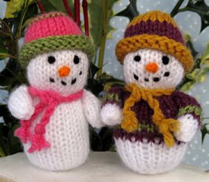 Snowmen5_1 Yarn Studio, Christmas Toy Knitting Patterns, Knitted Christmas Decorations, Christmas Knitting Patterns Free, Holiday Knits, Knitting Patterns Toys, Snowmen Patterns, Christmas Knitting Patterns, Fine Yarn