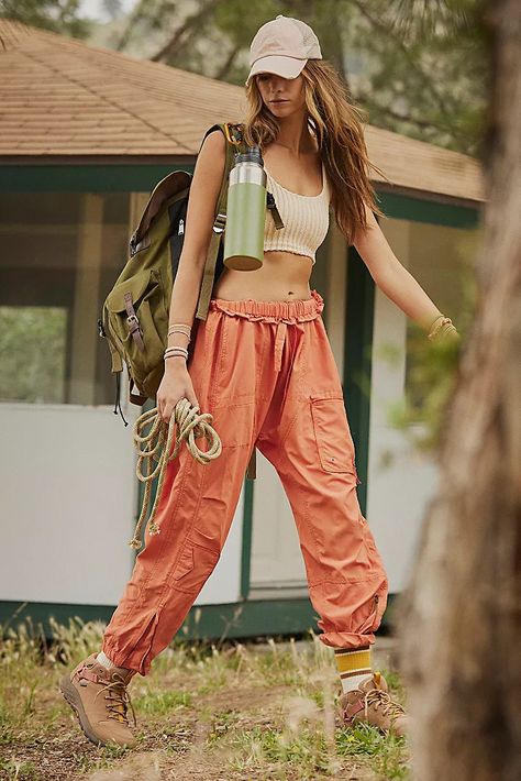 Backpacking Outfits, Free People Spring, Climbing Outfits, Camping Outfits For Women, Cute Hiking Outfit, Hiking Outfit Women, Summer Hiking Outfit, Camping Outfits, Modieuze Outfits