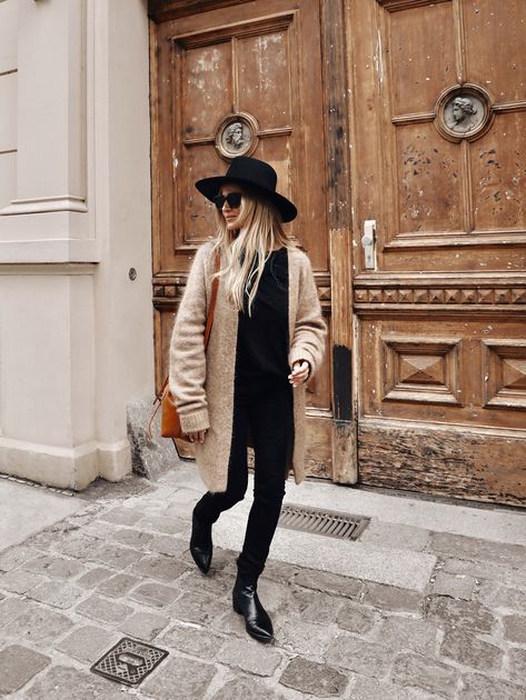 Janessa Leone hat, Acne Studios cardigan, Mansur Gavriel bucket bag. Via Mija Janessa Leone Hat, Mansur Gavriel Bucket Bag, Black And White Outfit, Millennials Fashion, Hat Outfit, Janessa Leone, Fashion Trends Winter, Winter Stil, Junya Watanabe