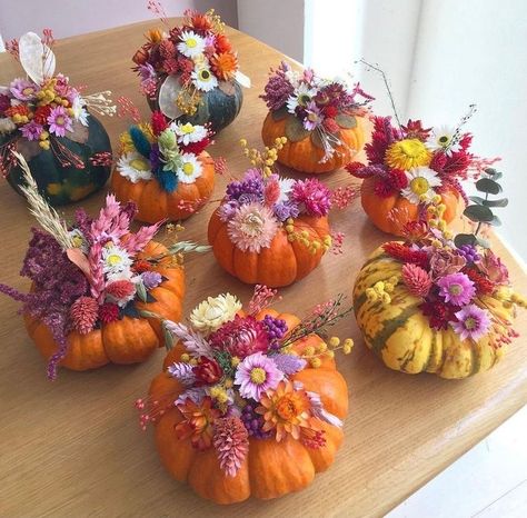 Flower Pumpkins, Pumpkins With Flowers, Pumpkins Decorated, Deco Spa, Pumpkin Floral Arrangements, Emma Lou, Fall Flower Arrangements, Beautiful Pumpkins, Pumpkin Flower