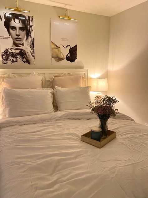 Usa Bedroom Ideas, Creamy Room Aesthetic, Classy Room Inspiration, Closet Room Aesthetic Vintage, Elegant Dorm Room Aesthetic, 2024 Bedroom Aesthetic, Classy Vintage Decor, Vouge Inspired Bedroom, Couch In Small Bedroom