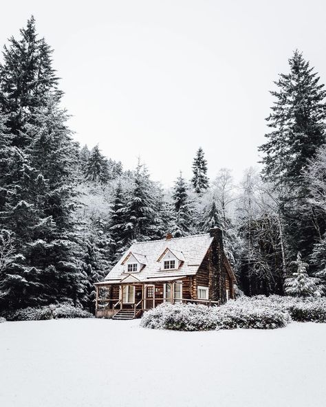 House In The Snow, Snowy Pictures, A Cabin In The Woods, Winter Szenen, Winter Cabin, Winter Magic, A Cabin, Winter Scenery, Cabin In The Woods