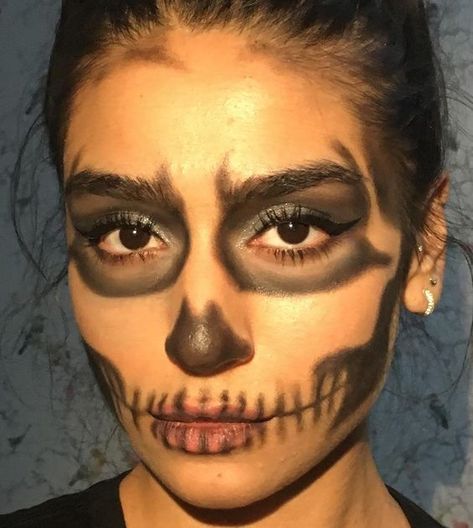 Skeleton Make Up Women, East Skeleton Makeup, Easy Face Paint Halloween Women, Halloween Costumes Skeleton Women, Halloween Makeup Easy Skeleton, Skull Make Up Easy, Holloween Makeup Skeleton, Skeleton Makeup Black Woman, Skeleton Makeup Easy Kids