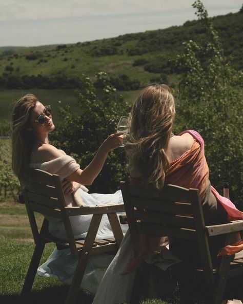 Summer, sunshine and a vineyard. A vineyard near the sea. What could be more wonderful? 📍@rathfinnyestate #englandlove #englishvineyard #uktravel #visitsussex Napa Aesthetic, Sula Vineyards, Vineyard Aesthetic, Wine Bottle Photography, Vineyard Photography, Wine Photography, Spring Vacation, Summer Sunshine, Instagram Summer