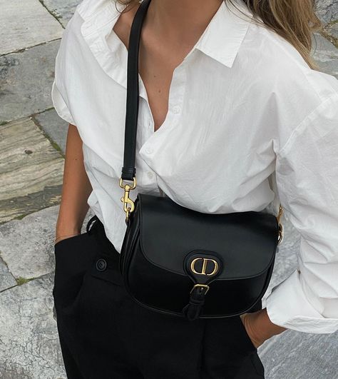 Dior Bobby Bag Outfit, Dior Bag Outfit, Mathilde Goehler, Dior Bobby Bag, Bobby Bag, Classy Purses, Minimalist Moda, Dior And I, Bag Outfit