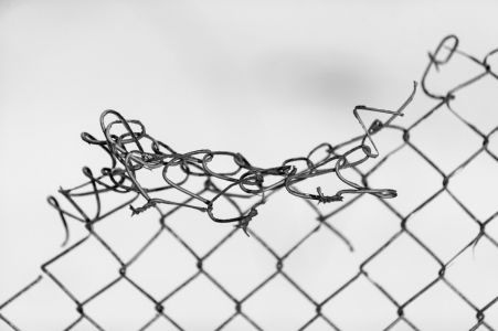 Fixing a damaged chain link fence doesn't have to be a big expense. Do it without the professional price tag. Chain Link Fence Gate, Chain Fence, Fence Repair, Country Fences, Black Fence, Natural Fence, Front Fence, Living Fence, Rail Fence