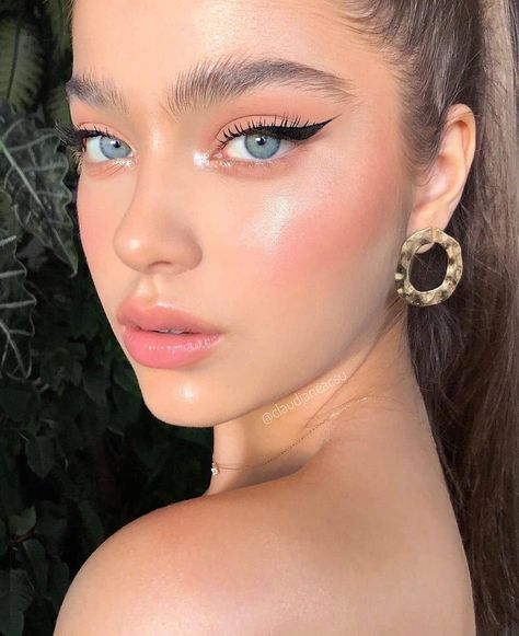 Makeup Kulture’s Instagram photo: “Clean and Classy 👸🌸 Follow 👉 @makeupkulture  Credit: @claudianeacsu . . . . . . . #wantedforglow #yslbeauty #OctolyFamily  #wearebrows…” Peach Makeup Look, Matte Make Up, Clean Girl Makeup, Mekap Mata, Peach Makeup, Beauty Makeup Photography, Beauty Make-up, Glam Makeup Look, Makijaż Smokey Eye